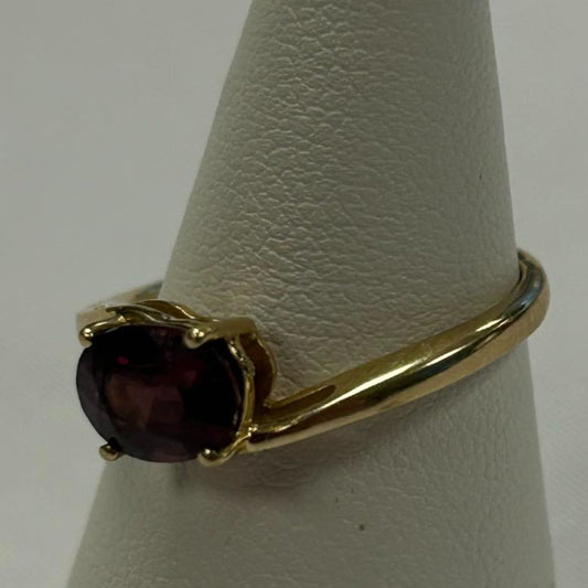 9CT Gold & One Large Red Gem Ring - Size L