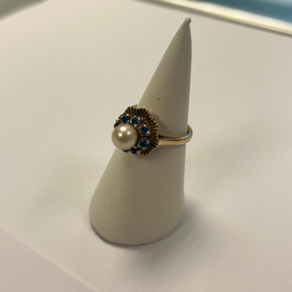 9 CT Gold Ring. One pearlescent & 8 turquoise coloured stones. - Size N