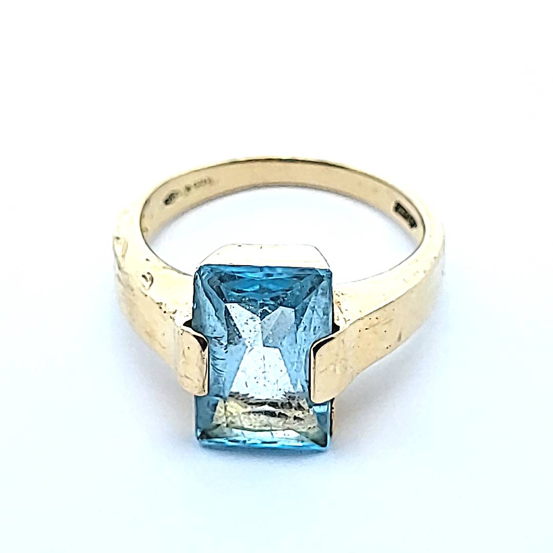 18 Carat Yellow Gold Ring, with a large rectangle turquoise gemstone. Size M - Money Maker 