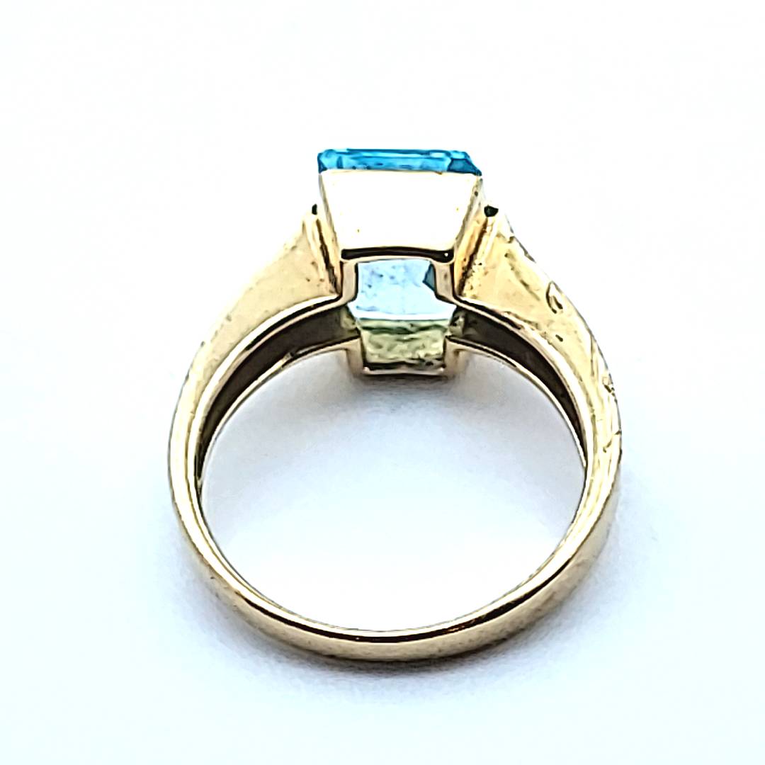 18 Carat Yellow Gold Ring, with a large rectangle turquoise gemstone. Size M - Money Maker 