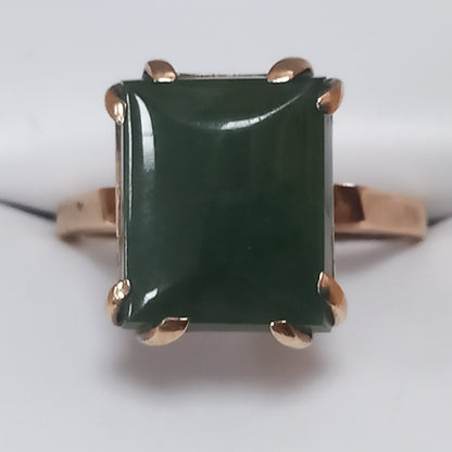 9ct ring with large green stone