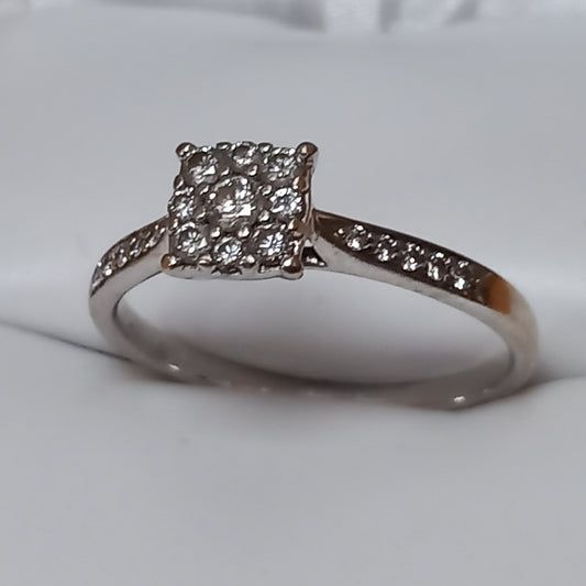 18CT WHITE GOLD AND DIAMOND RING SIZE Q