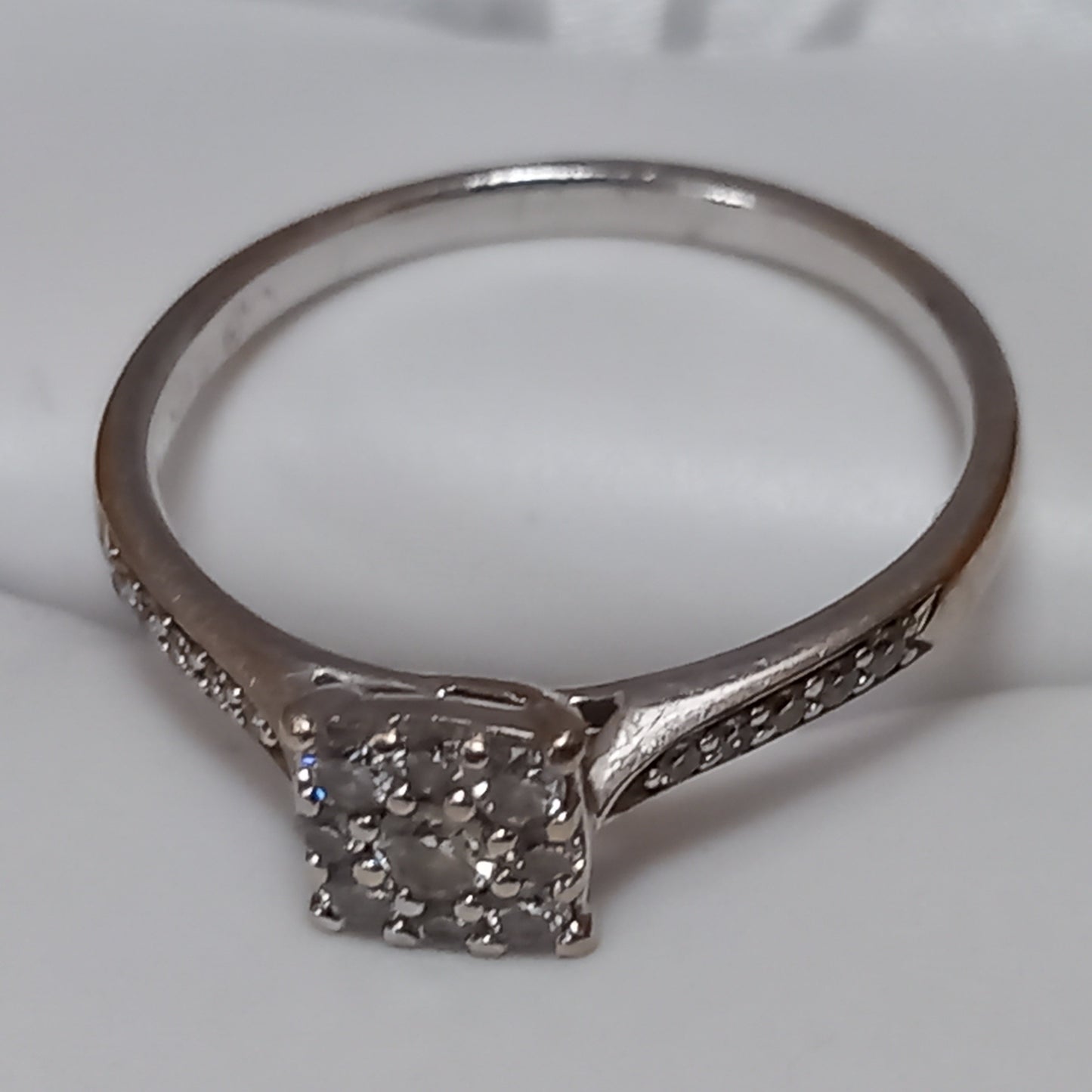 18CT WHITE GOLD AND DIAMOND RING SIZE Q