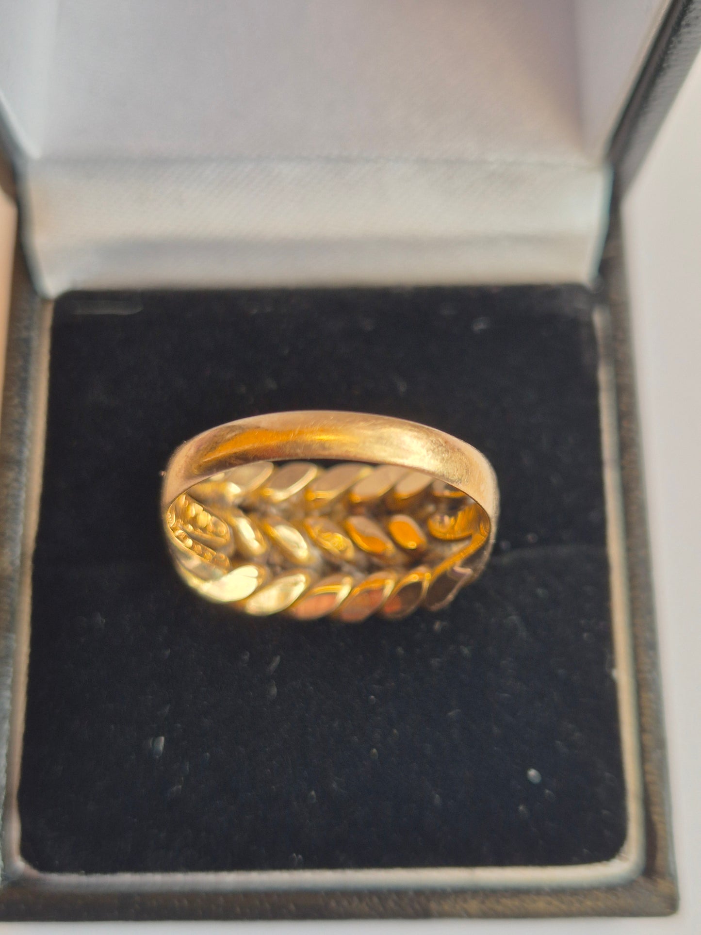 18CT GOLD KEEPER RING SIZE Q