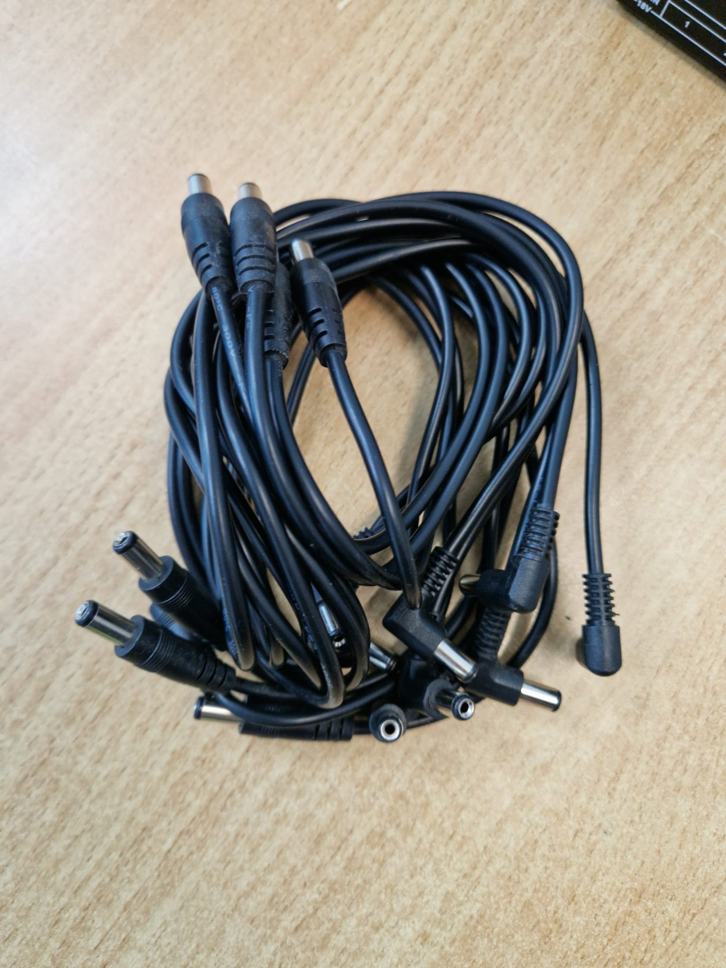 Donner Power Supply Boxed with Cables & Instructions – 12m Warranty