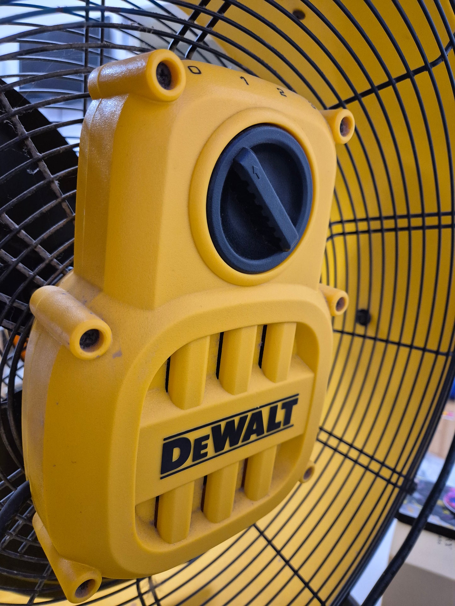 DEWALT DXF1832 FLOOR FAN